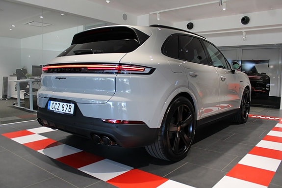 Porsche Cayenne 4 of 22