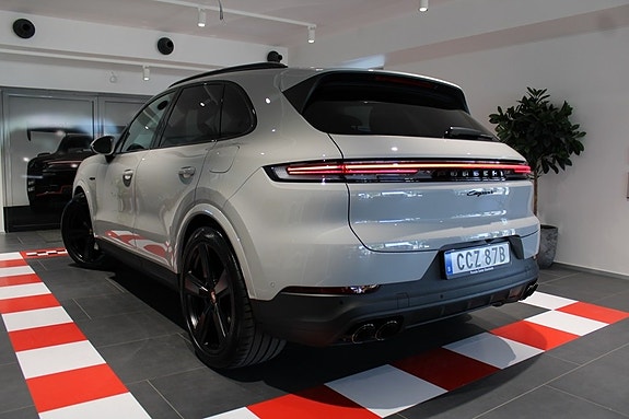 Porsche Cayenne 2 of 22
