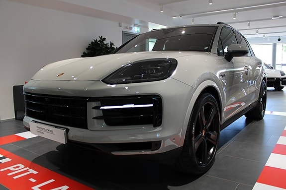 Porsche Cayenne 3 of 22