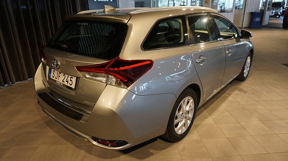 Toyota Auris 2 of 5