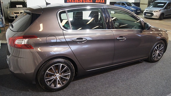 Peugeot 308 2 of 5