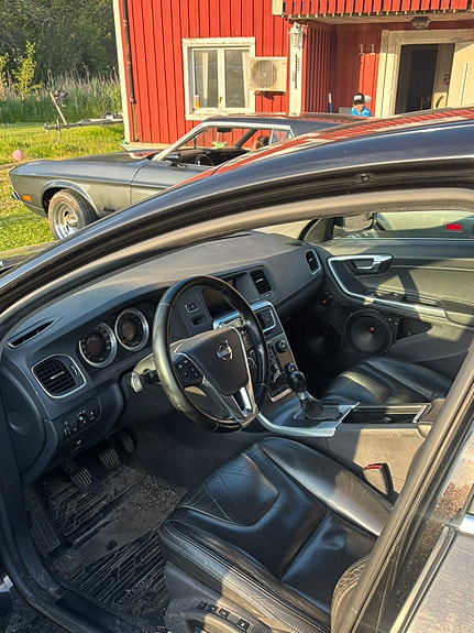 Volvo S60 3 of 5