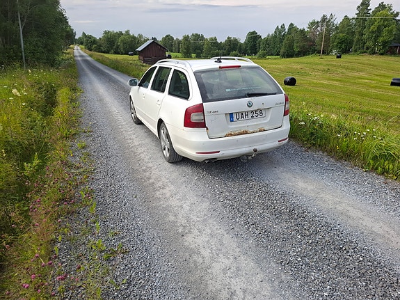 Skoda Octavia 2 of 4