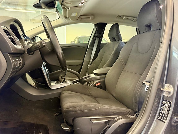 Volvo V40 12 of 16