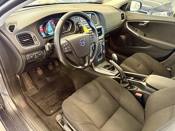Volvo V40 11 of 16