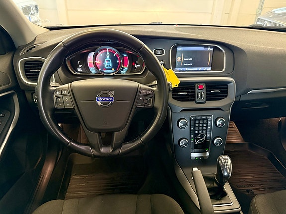 Volvo V40 10 of 16