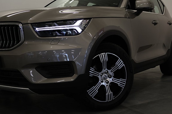 Volvo XC40 2 of 5