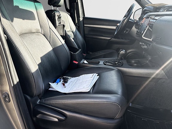 Toyota HiLux 2 of 8