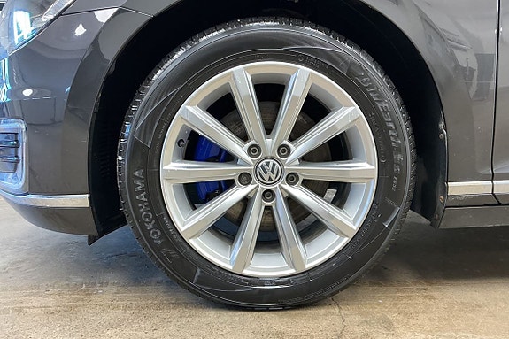 Volkswagen Passat 15 of 29