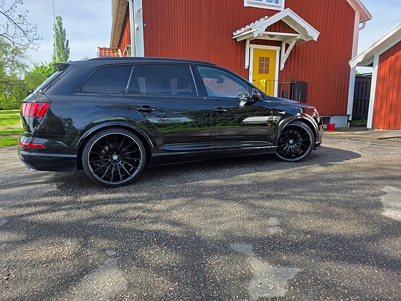 Audi SQ7 2 of 5