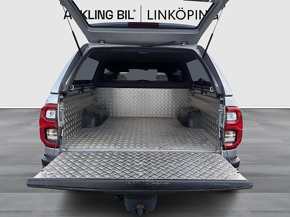 Toyota HiLux 10 of 13