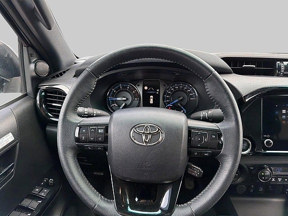Toyota HiLux 9 of 13