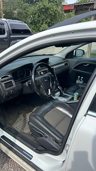 Volvo V70 2 of 5
