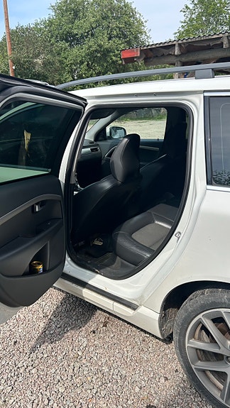 Volvo V70 3 of 5