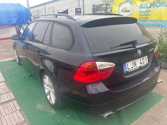 BMW 320i 4 of 5