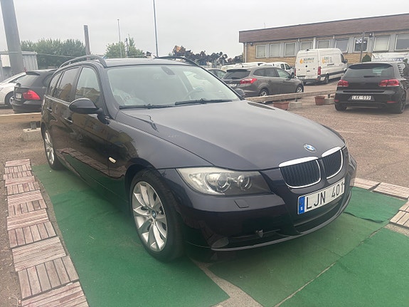 BMW 320i 2 of 5