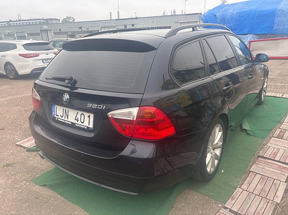 BMW 320i 3 of 5
