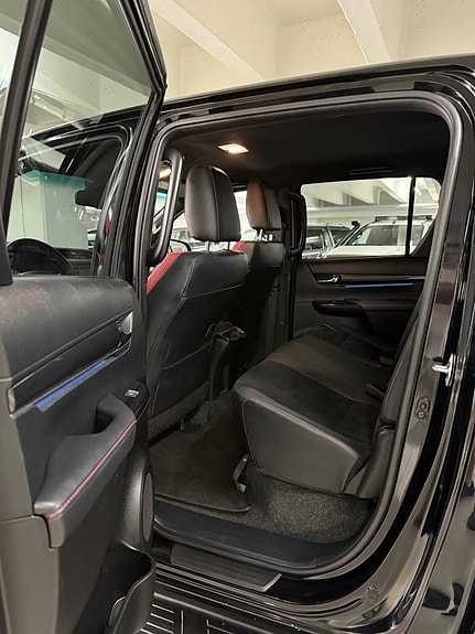 Toyota HiLux 15 of 28