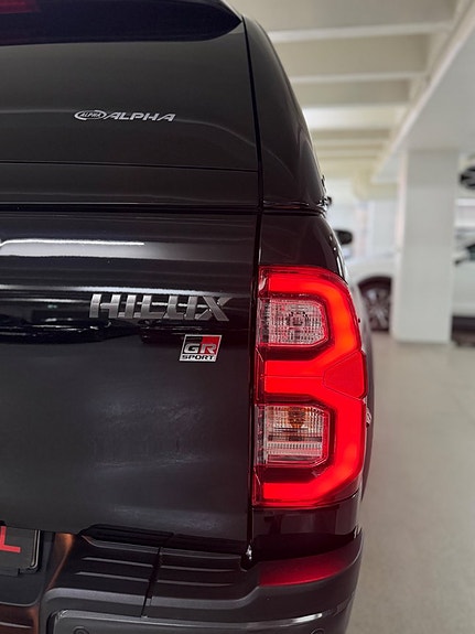 Toyota HiLux 25 of 28