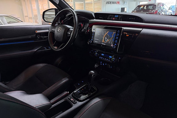 Toyota HiLux 12 of 28