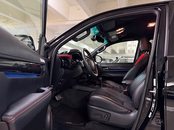 Toyota HiLux 13 of 28