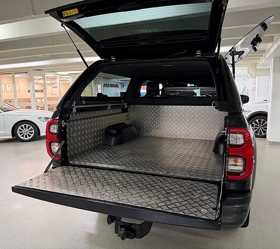 Toyota HiLux 4 of 28