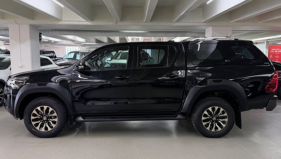 Toyota HiLux 2 of 28