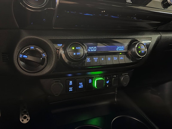 Toyota HiLux 18 of 28