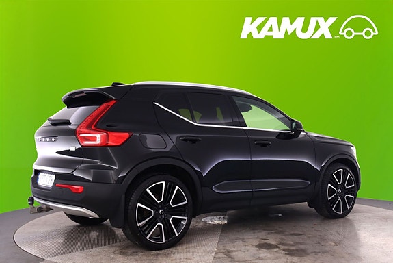 Volvo XC40 2 of 5