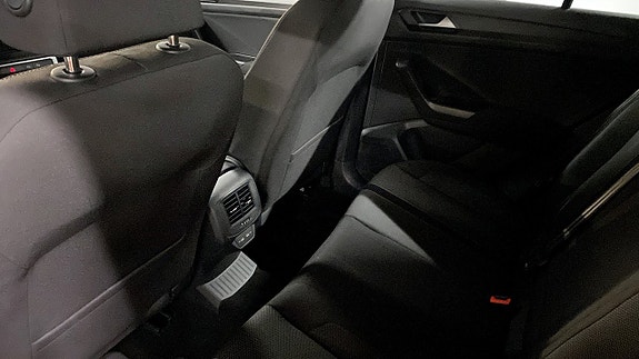 Volkswagen T-Roc 11 of 12