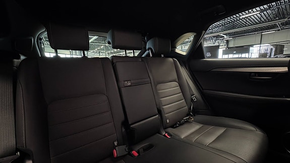 Lexus NX300h 9 of 21