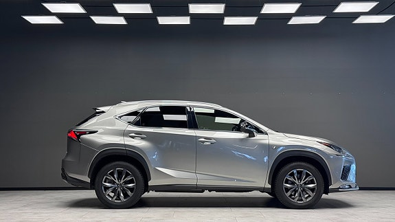 Lexus NX300h 4 of 5