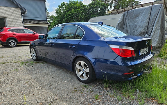 BMW 520i 4 of 5