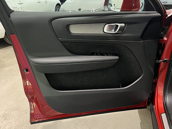 Volvo XC40 8 of 30
