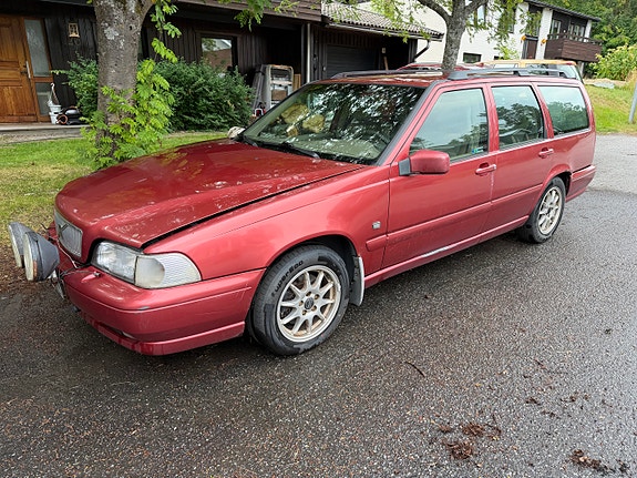 Volvo V70 3 of 5
