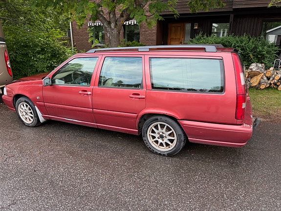 Volvo V70 2 of 5