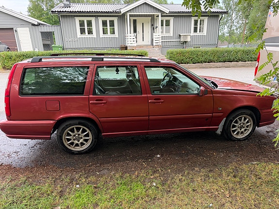 Volvo V70 4 of 5