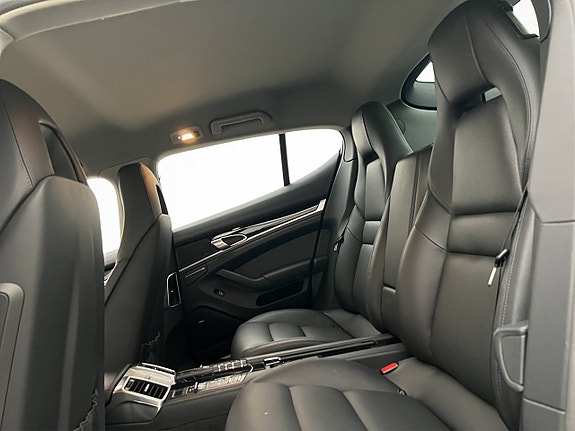 Porsche Panamera 4S 17 of 30