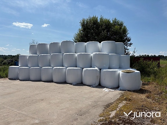125 st ensilagebalar – 8 lager plast – Nyskördade 3 of 7