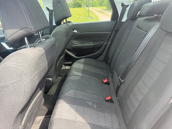 Peugeot 308 SW 11 of 13