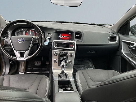 Volvo V60 Cross Country 8 of 18