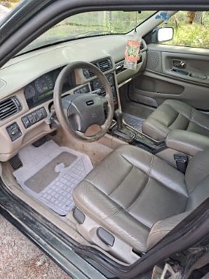 Volvo V70 2 of 5