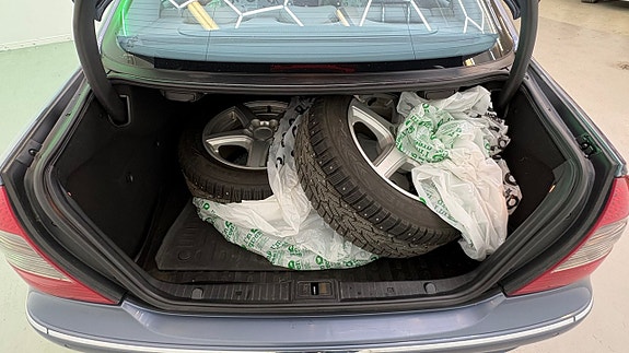 Mercedes-Benz E320 18 of 30