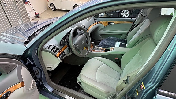 Mercedes-Benz E320 16 of 30