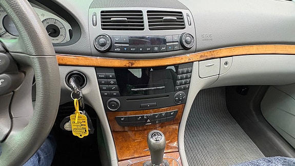 Mercedes-Benz E320 14 of 30