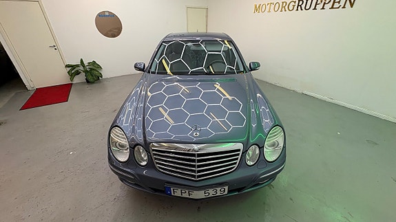 Mercedes-Benz E320 10 of 30