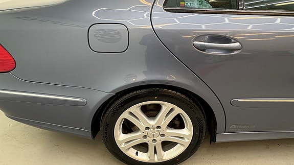 Mercedes-Benz E320 13 of 30