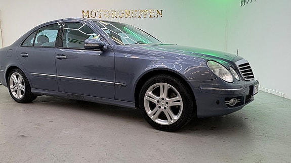 Mercedes-Benz E320 4 of 5