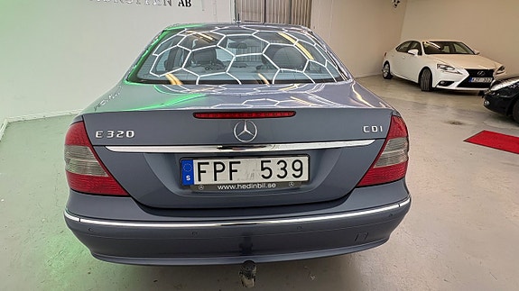 Mercedes-Benz E320 11 of 30