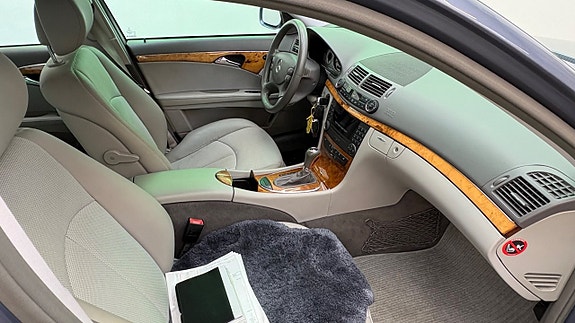 Mercedes-Benz E320 15 of 30